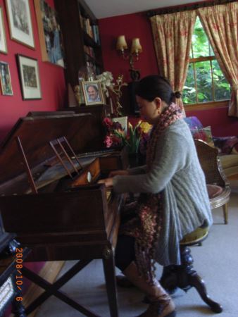 Maureens piano_R.JPG